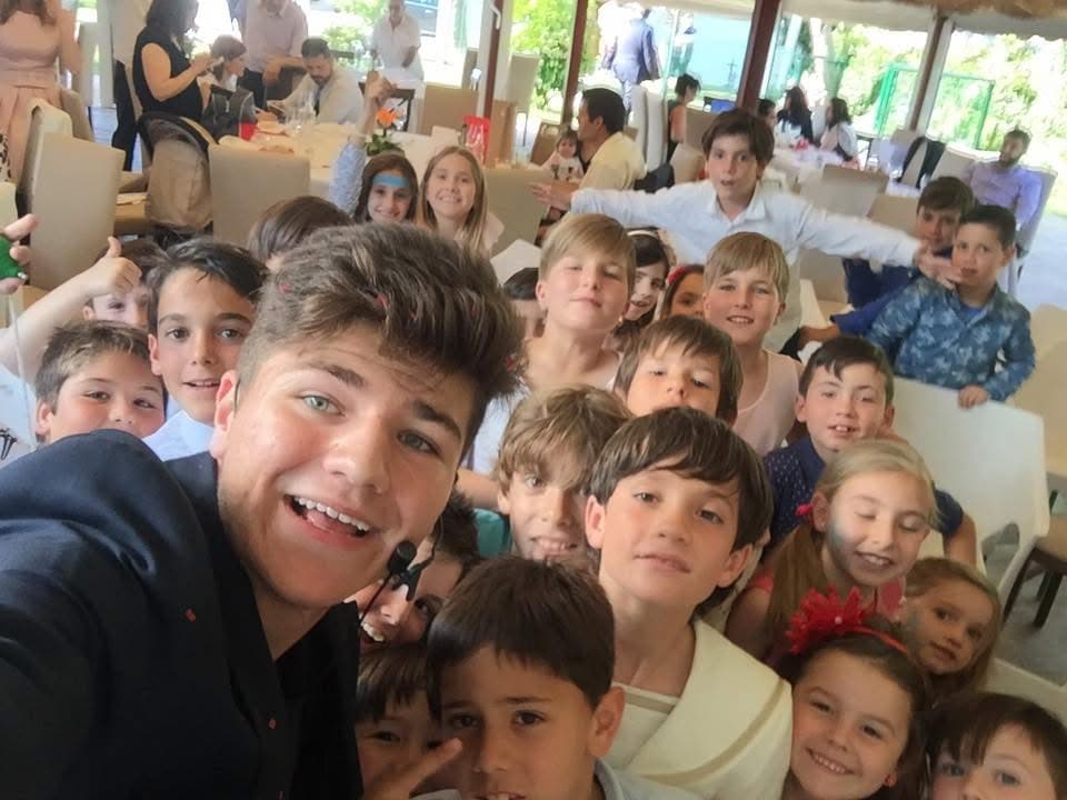 Pando haciéndose una foto con los invitados de una celebración