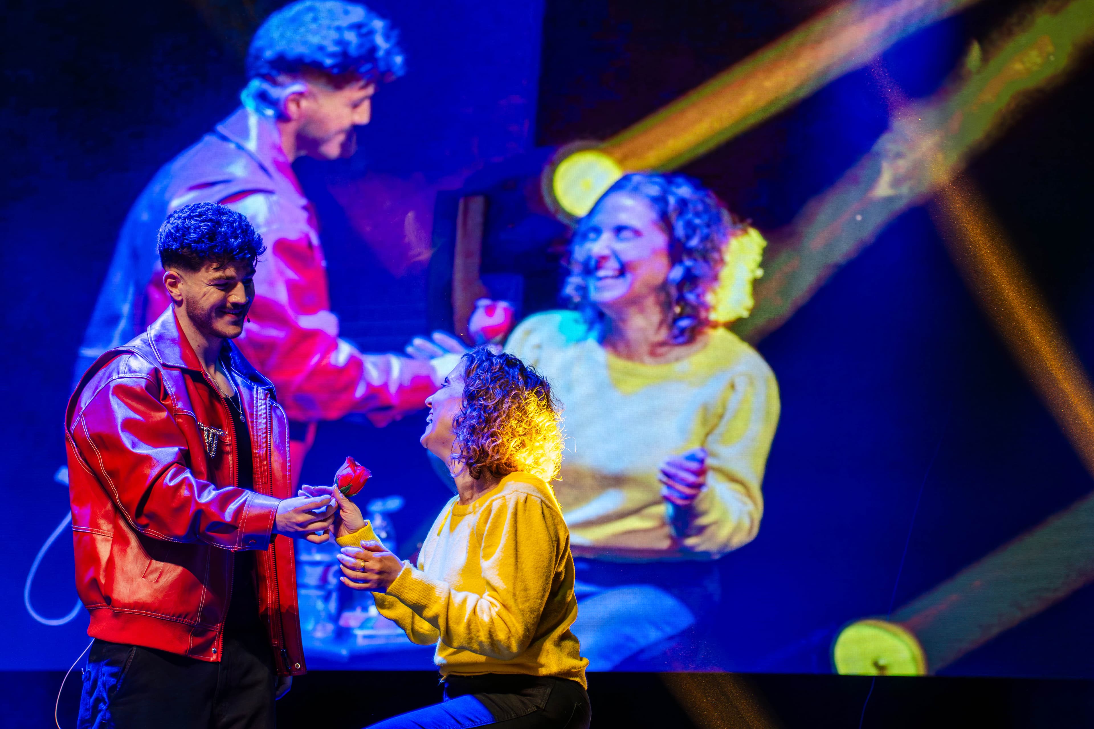 Pando compartiendo magia con dos participantes sobre el escenario