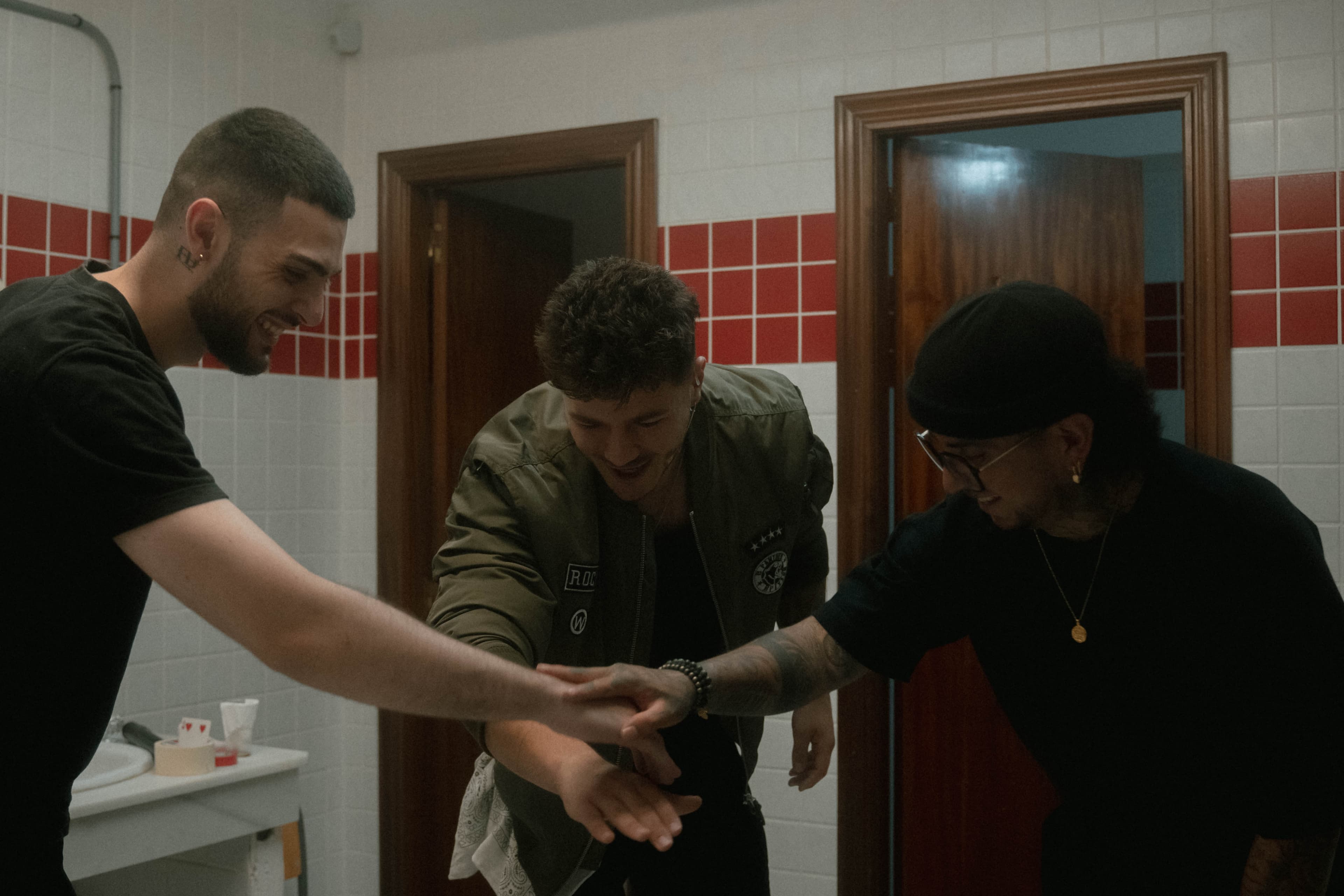 Pando realizando magia de cerca ante un pequeño grupo de personas