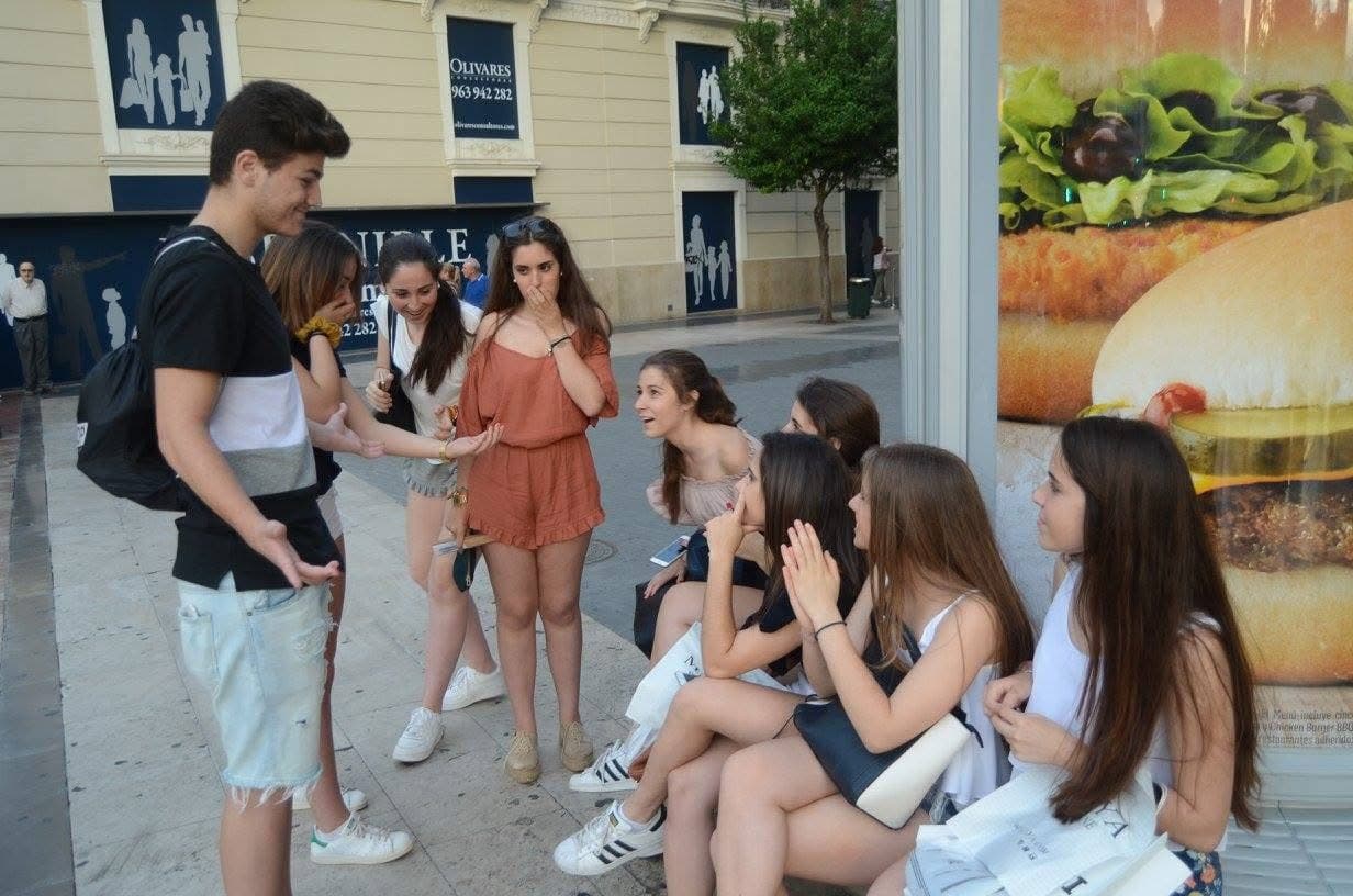 Pando compartiendo un momento de magia con un grupo al aire libre