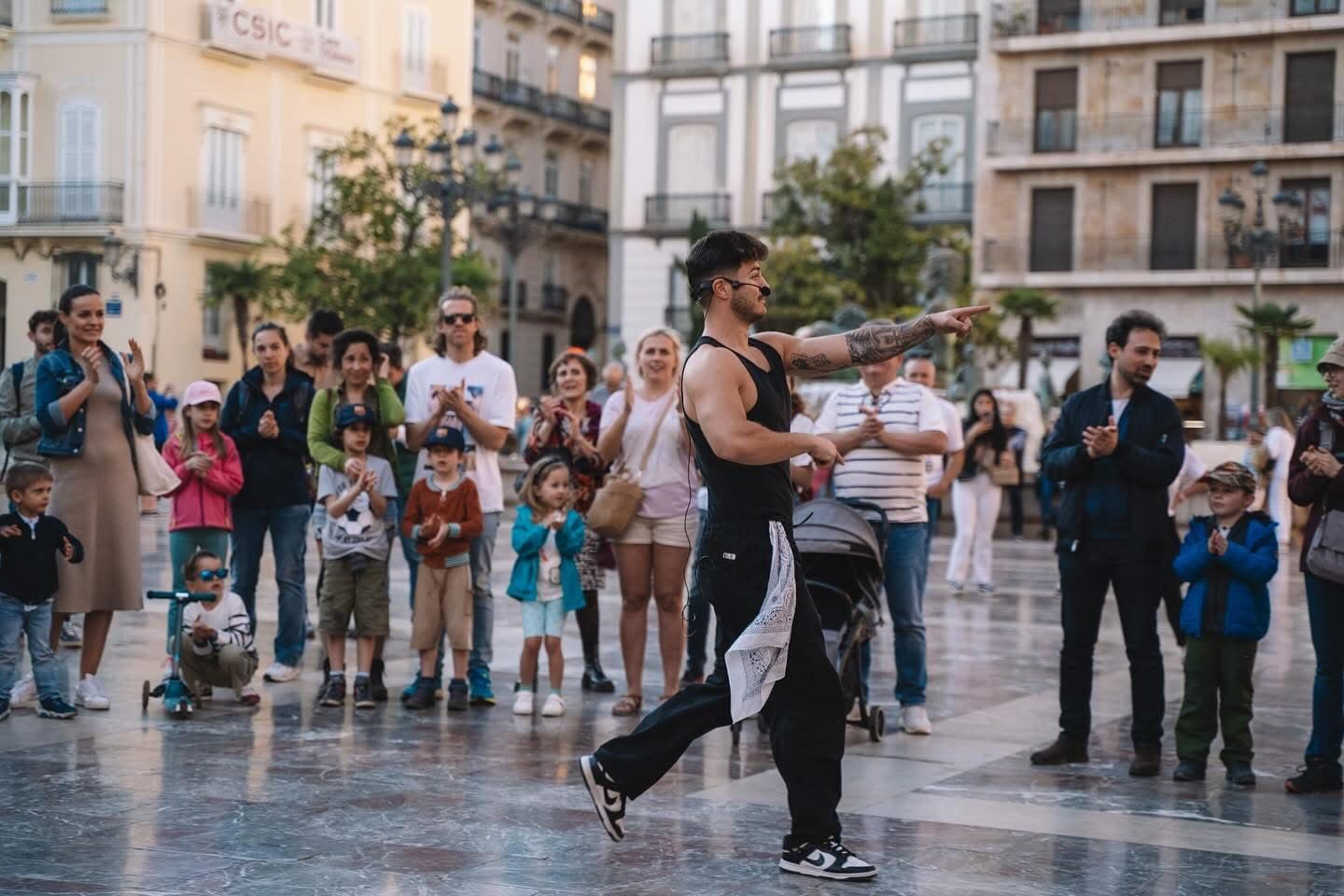 Pando haciendo magia ante vecinos y familias en una plaza